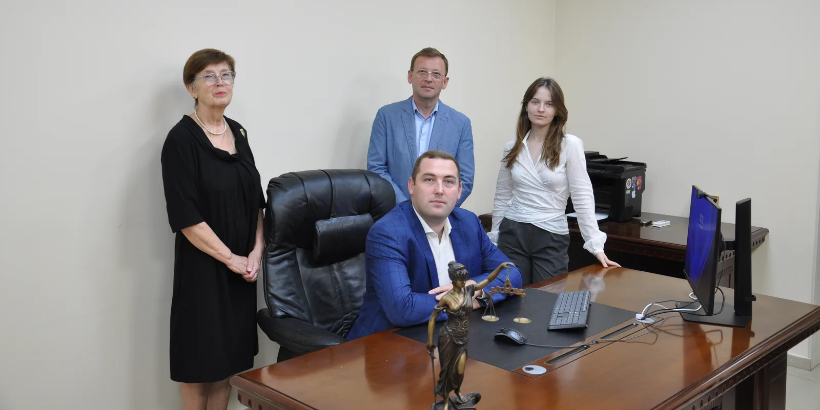 Команда юридичної компанії «Аблов і Партнери» в офісі